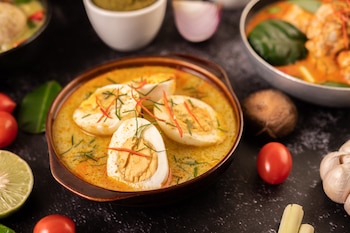 Huevos al curry, una receta fácil y económica (Magnific)