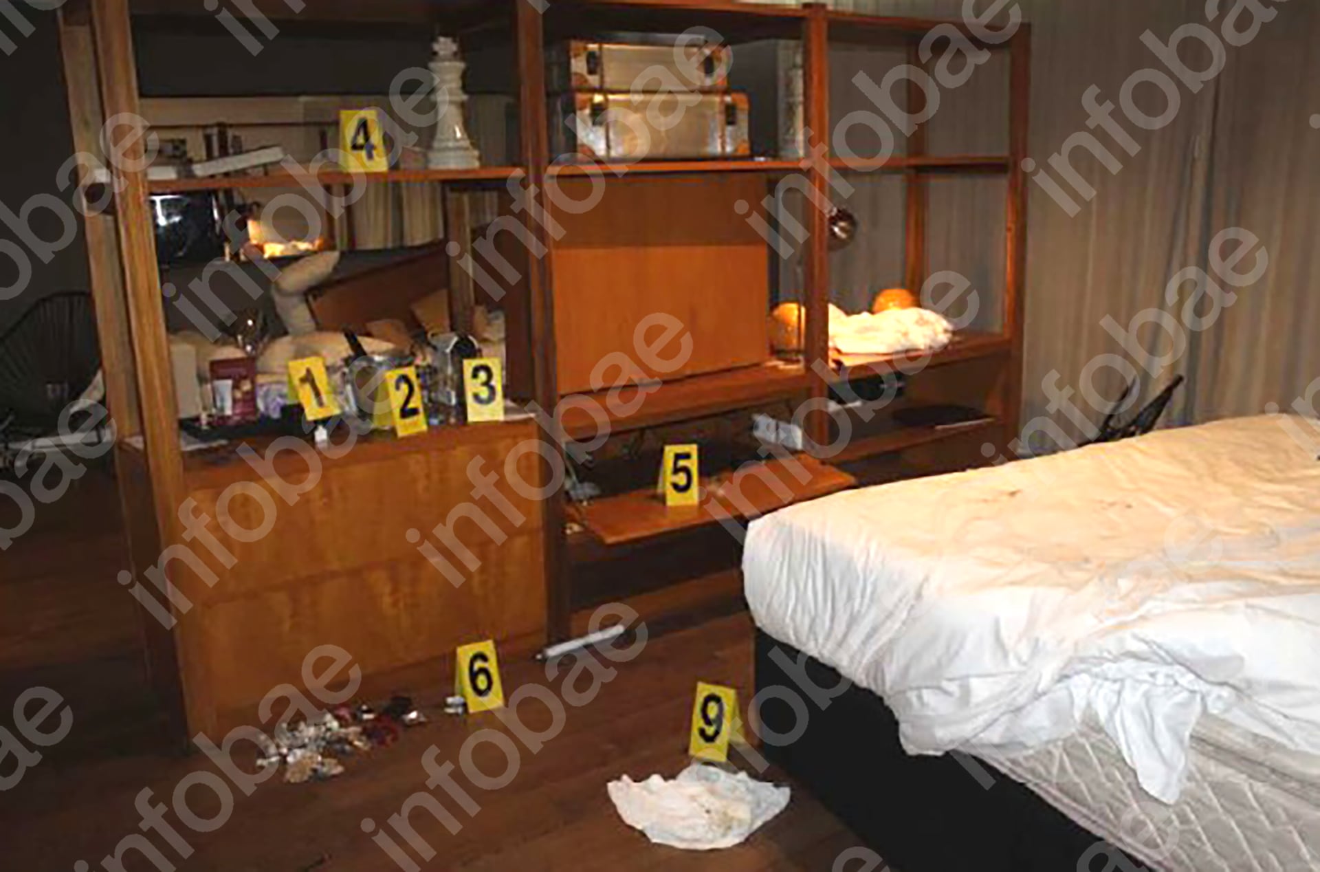 La cama de Payne y las sábanas con manchas de sangre