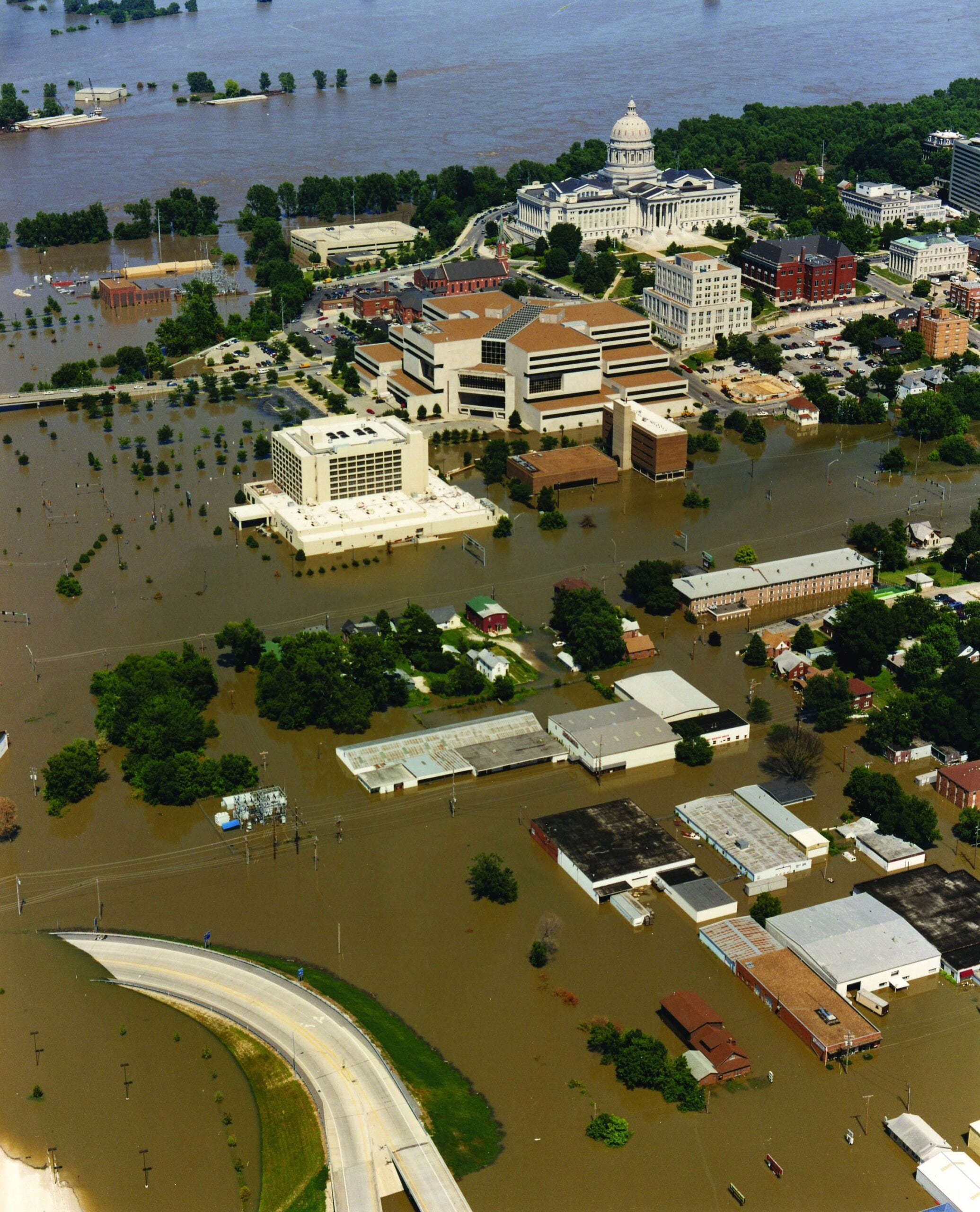 La Gran Inundación de 1993 en Misuri y el Medio Oeste marcó récords históricos de crecidas del río Misisipi y sus afluentes tras meses de lluvias continuas (Departamento de Transporte de Misuri)