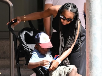 13/08/2026 Sheila Ebana caminando por la calle junto a su familia.
Lamine Yamal no solo atraviesa uno de los momentos más brillantes de su carrera deportiva, sino también una etapa especialmente feliz en el terreno sentimental. Convertido en la gran estrella del FC Barcelona y de la selección española, el joven futbolista ha acaparado titulares durante las últimas semanas por su relación con la influencer Inés García, una historia de amor que ha despertado un enorme interés mediático desde que ambos hicieron pública su relación hace unos meses.
EUROPA ESPAÑA SOCIEDAD