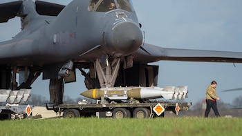 Londres subraya que la base de Fairford es segura pese a la retirada de los bombarderos de EEUU