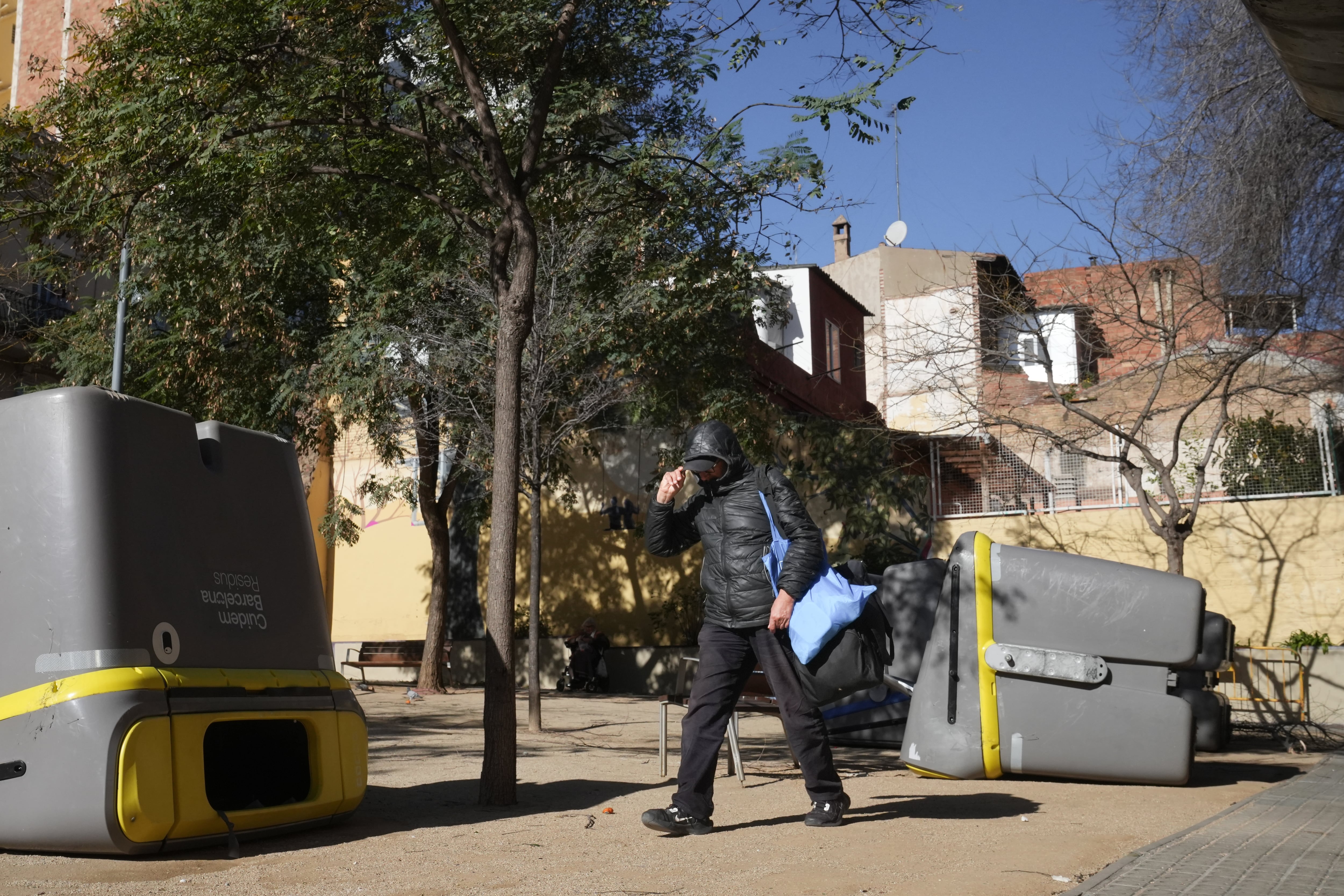 Un contenedor volcado por el viento, a 12 de febrero de 2026, en Barcelona. (David Zorrakino / Europa Press)