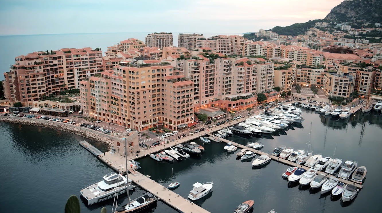Mónaco exige comprar o alquilar una vivienda y depositar 500.000 euros en un banco local para acceder a la residencia sin impuesto sobre la renta, la herencia, la propiedad ni las ganancias de capital (YouTube: @sanderrecommends)