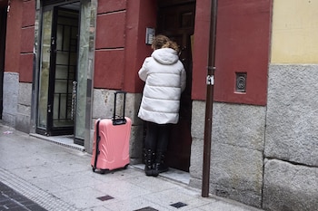 Una mujer con una maleta,