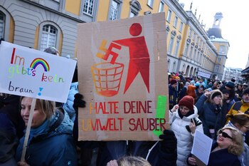 En una pancarta se lee: