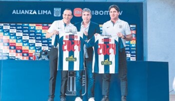 Bruno Marioni junto a Alejandro Restrepo en su presentación como nuevos integrantes de Alianza Lima.