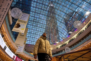 Una vista interior muestra el centro comercial Afimall, en el centro internacional de negocios de Moscú, Rusia (REUTERS/Maxim Shemetov/Archivo)