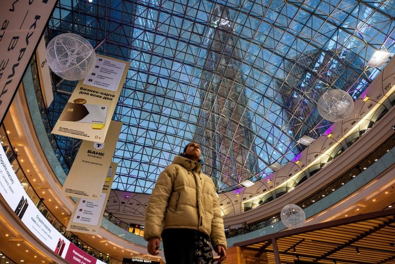 Una vista interior muestra el centro comercial Afimall, en el centro internacional de negocios de Moscú, Rusia (REUTERS/Maxim Shemetov/Archivo)