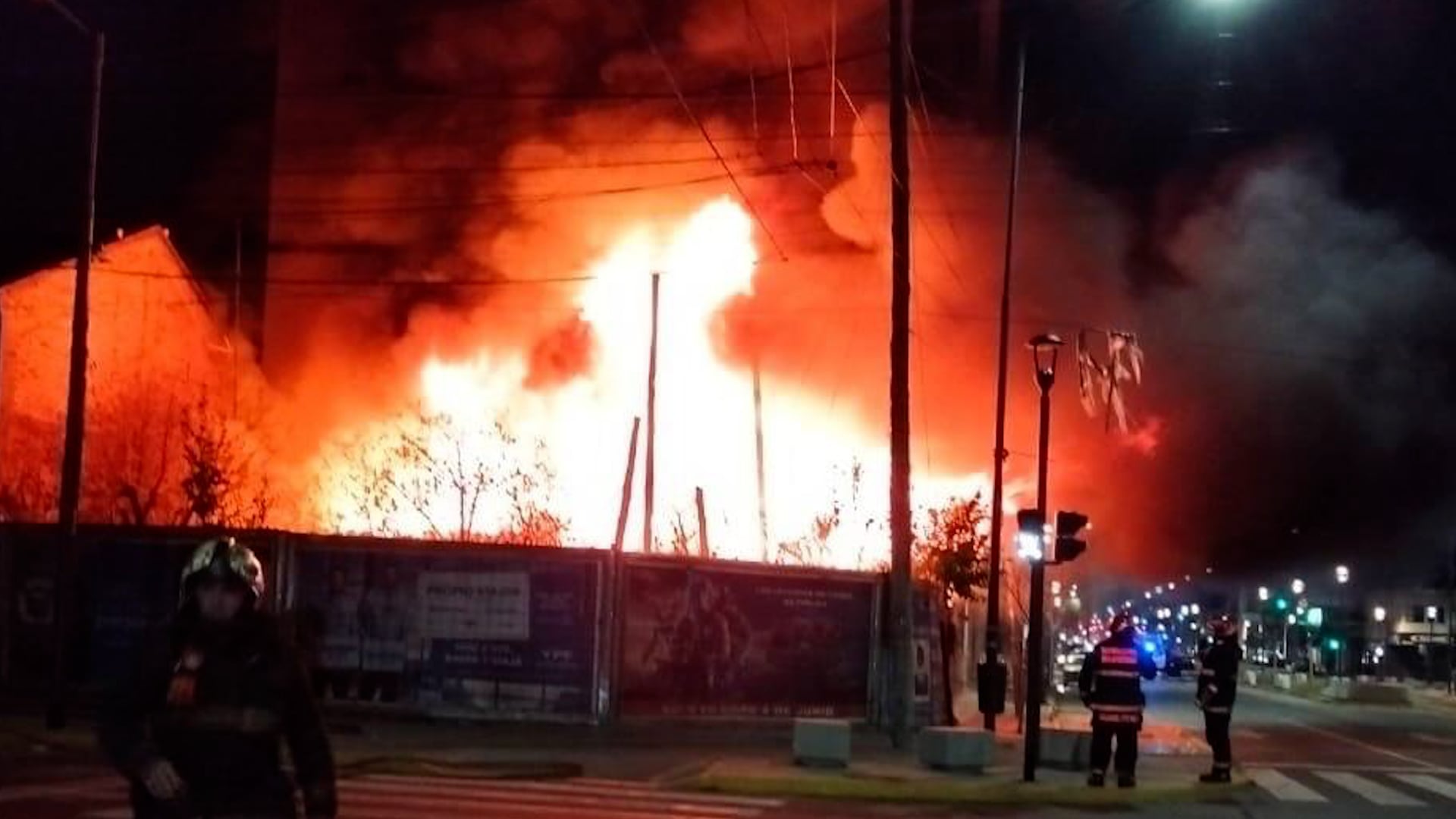 Un potente incendio iluminó la noche tras una explosión, mientras los bomberos trabajaban incansablemente para contener las llamas.