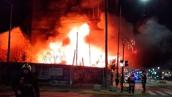 Voraz incendio en una vivienda del sur de la ciudad de Buenos Aires: trabajan bomberos y el SAME