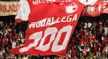 Una camiseta con el número 300 y el apellido de Hugo se desplegó en la tribuna de oriental - crédito Santa Fe