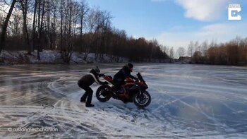 02/02/2021 Un río congelado en Rusia se convierte en pista de carreras y piruetas para un grupo de motociclistas en busca de adrenalina
POLITICA
YOUTUBE - CATERS - @RUSLANMESHCHANKIN