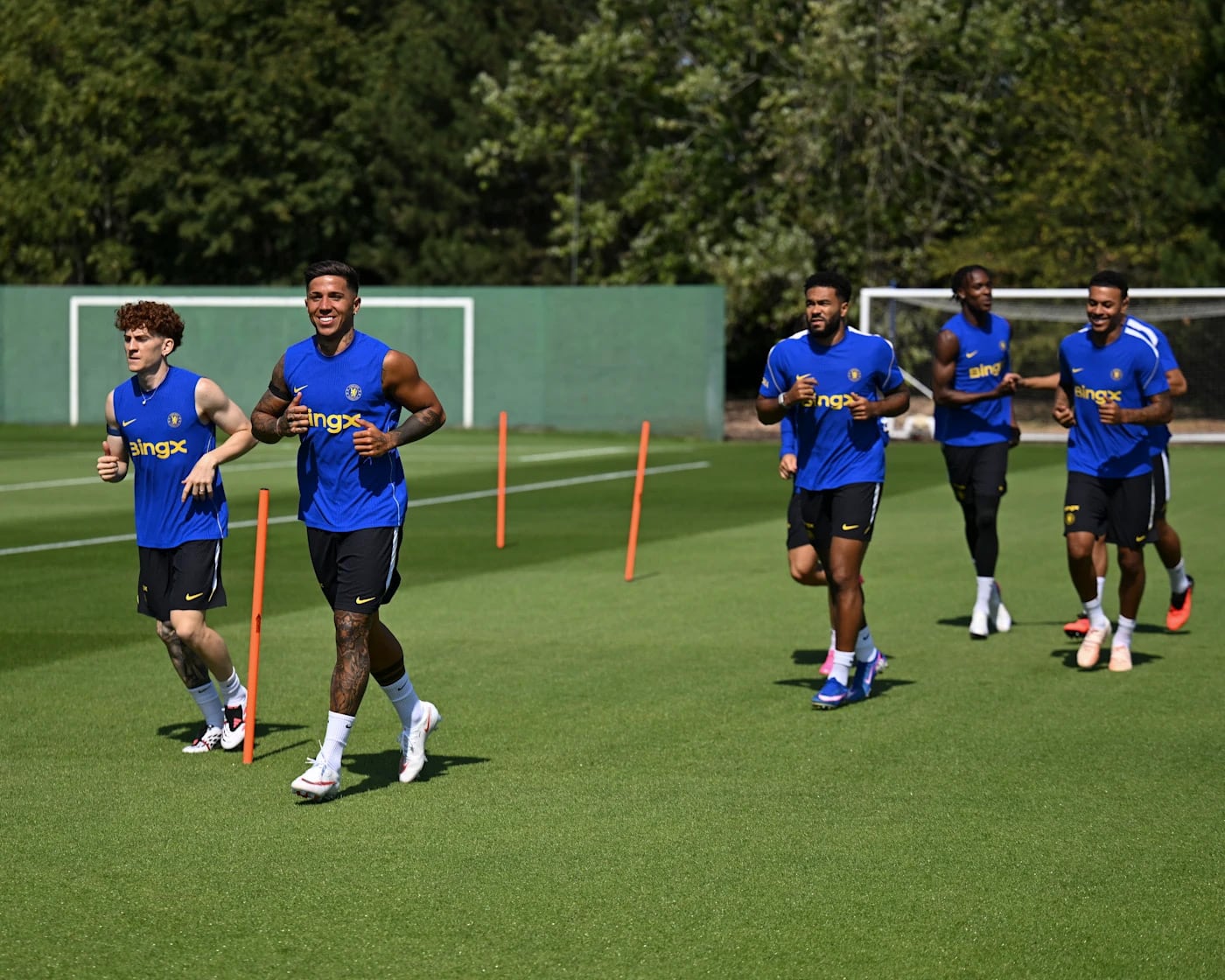 Enzo Fernández sonríe ante la cámara en su regreso a los entrenamientos con Chelsea. A su lado, Valentín Barco, flamante incorporación (Chelsea FC)