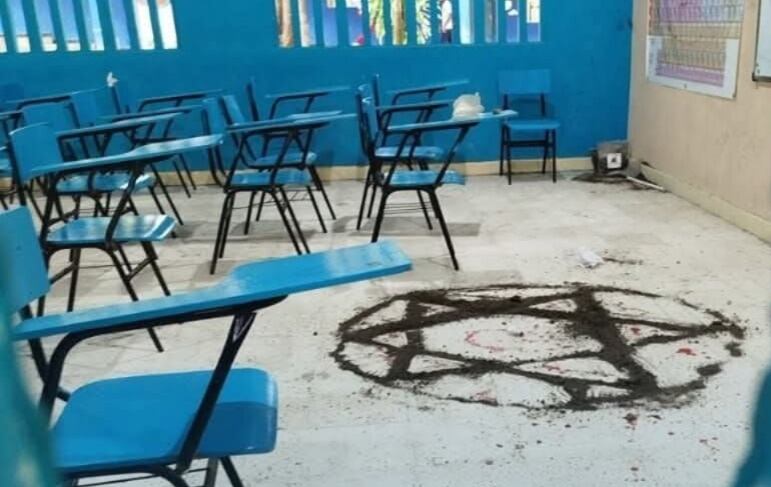 El descubrimiento de una estrella rodeada por un círculo provocó temor entre alumnos y profesores, llevando a la suspensión temporal de actividades en la escuela y al inicio de una investigación formal - crédito @corozal_delalma / X
