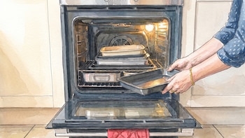 Por qué no conviene usar el horno para guardar bandejas, moldes o sartenes: qué efectos puede tener en la cocción y qué revisar antes de encenderlo