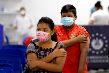 Los datos alojados en el sitio gubernamental covid19.gob.sv, del Ministerio de Salud (Minsal), señalan que - hasta el domingo- un total de 7.349.843 personas han sido vacunadas, de las que 4.036.100 han recibido la primera dosis, 3.308.736 la segunda dosis y 5.007 la tercera. Foto de archivo. EFE/ Rodrigo Sura