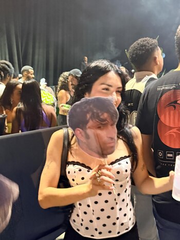 Lali Espósito sostuvo una máscara con el rostro de Pedro Rosemblat, su futuro marido, en medio de la pista del boliche