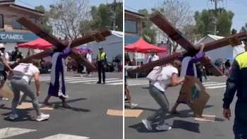 Feligreses ayudan a nazareno con cartones para no quemarse los pies durante Viacrucis de Iztapalapa: video se vuelve viral