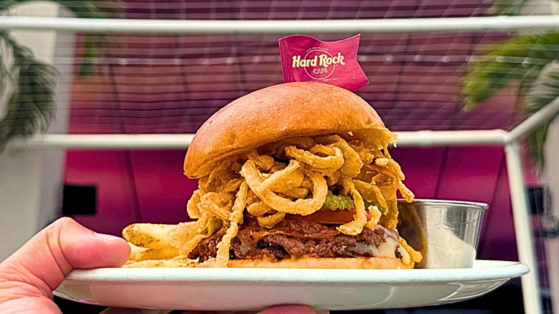 El aviso WARN detalla despidos de meseros, cocineros de línea, bartenders, bussers y personal gerencial en el Hard Rock Cafe de Miami (@hardrockcafemiami)