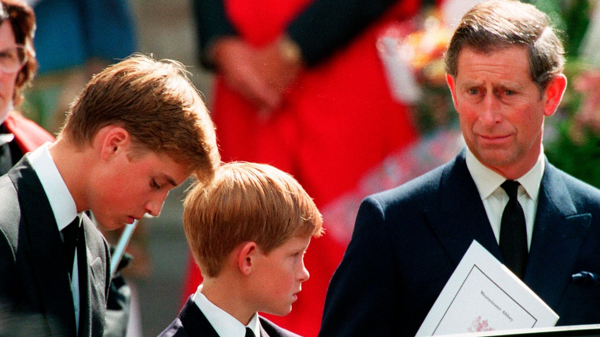 En esta foto de archivo tomada el 6 de septiembre de 1997, el príncipe Carlos, exmarido de Diana, y sus dos hijos, Harry y Guillermo, esperan frente a la Abadía de Westminster en Londres tras el funeral de la princesa de Gales. (Foto de JOEL ROBINE / POOL / AFP)