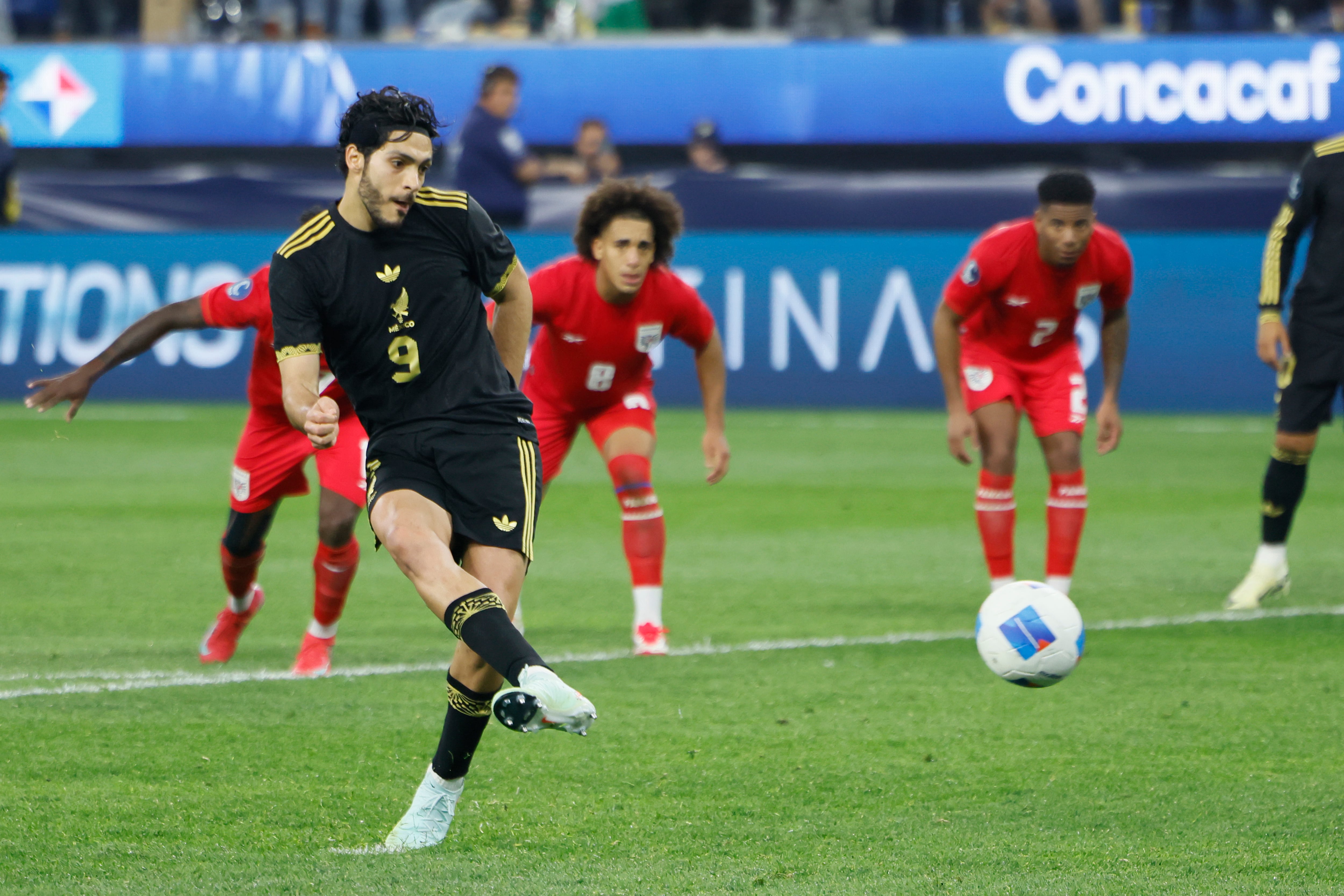 Dentro de la Selección Mexicana también es el encargado de cobrar los tiros penales. (AP Foto/Etienne Laurent)