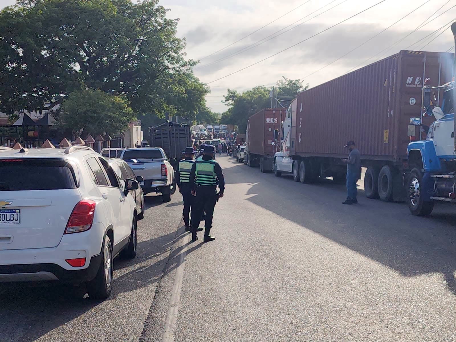 El área de Zacapa está completamente bloqueada en ambos sentidos. (Redes sociales)