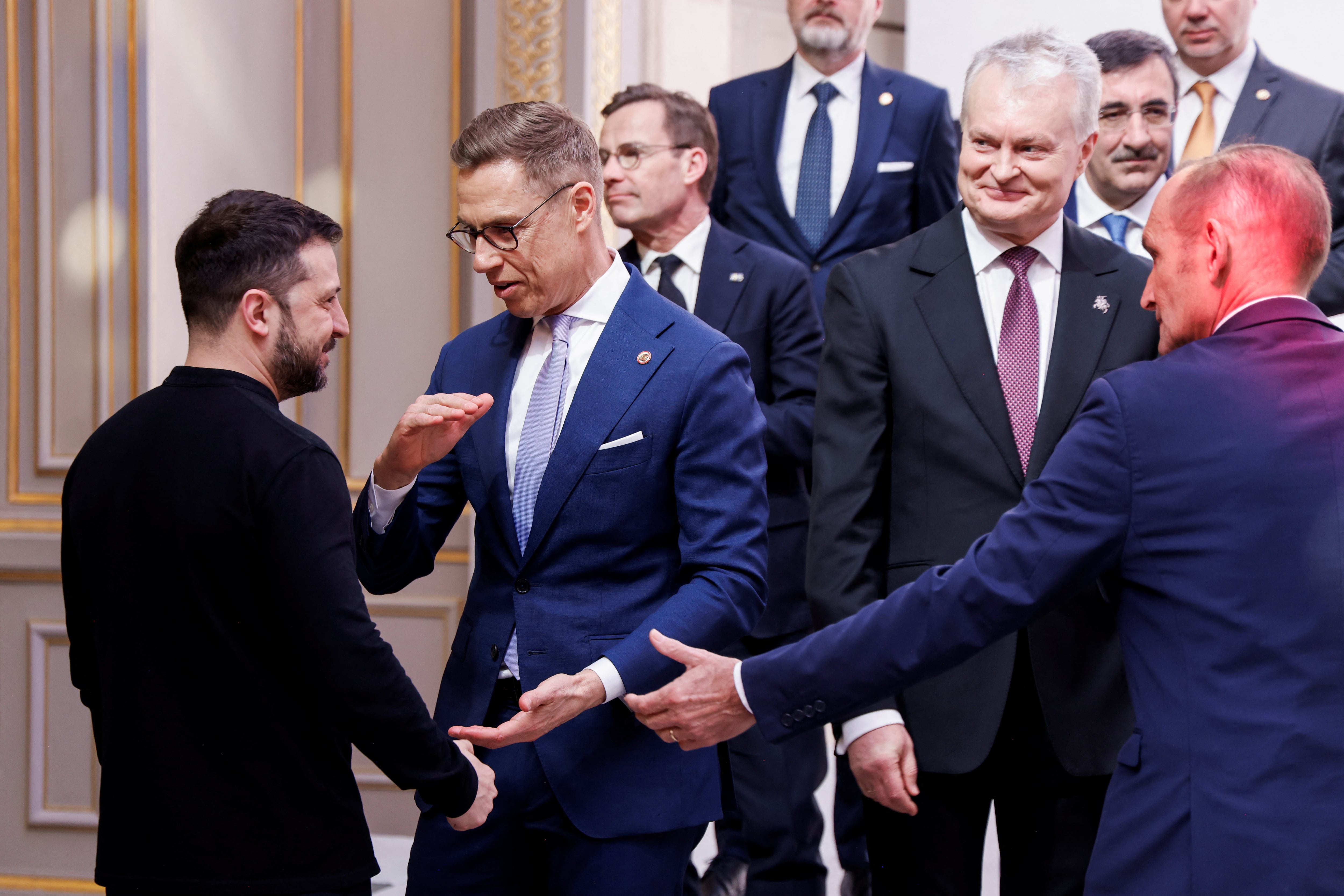 El presidente de Ucrania, Volodimir Zelensky, escucha al presidente de Finlandia, Alexander Stubb (Ludovic Marin/REUTERS/Archivo)