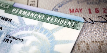 El USCIS intensifica la revisión de antecedentes en solicitudes y renovaciones de Green Card para fortalecer el sistema migratorio estadounidense