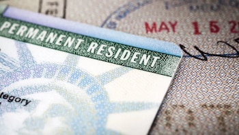El USCIS revisará solicitudes de Green Card y ciudadanía ante deficiencias previas