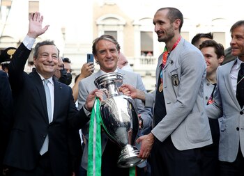 Giorgio Chiellini y Roberto Mancini