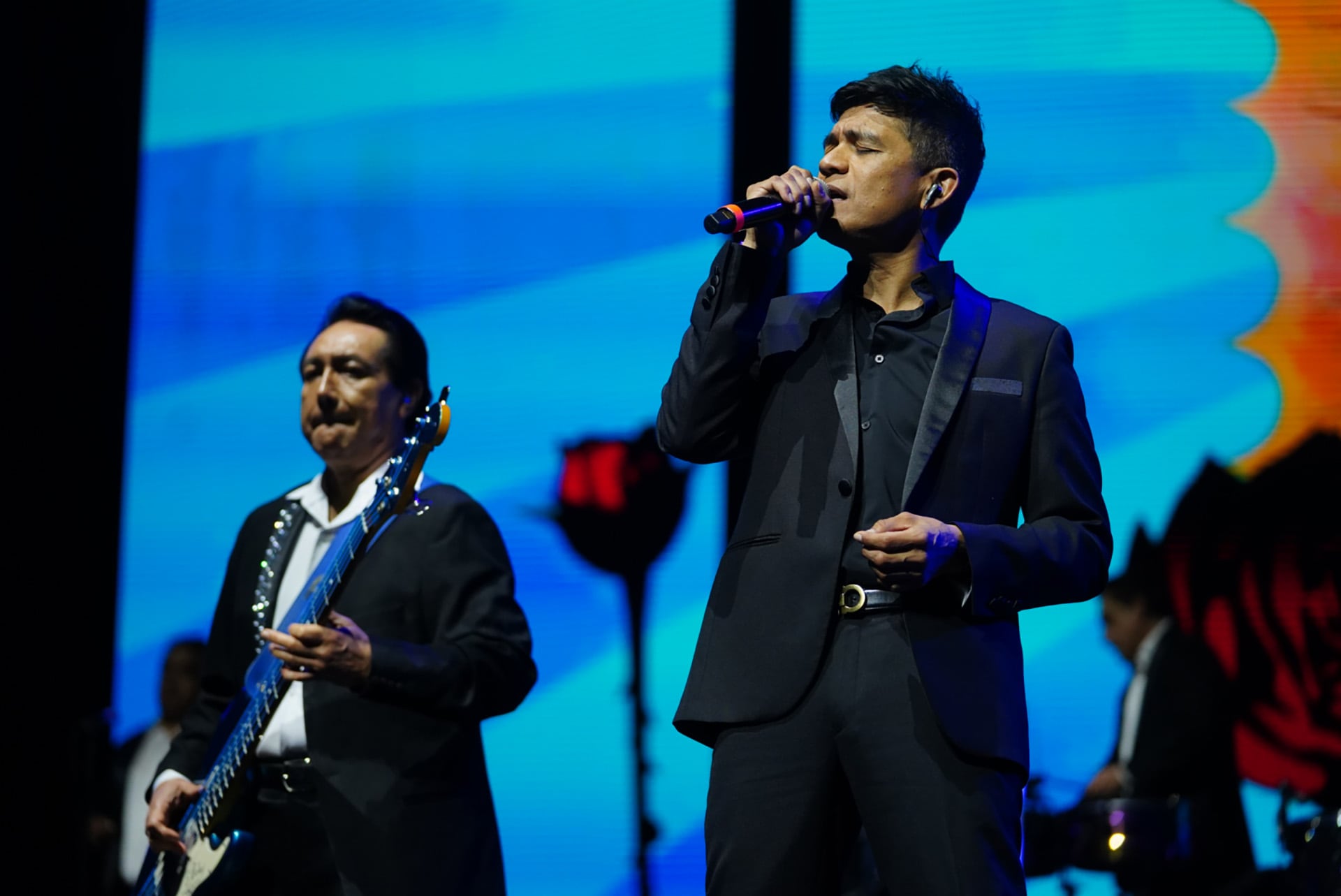 Américo cantando