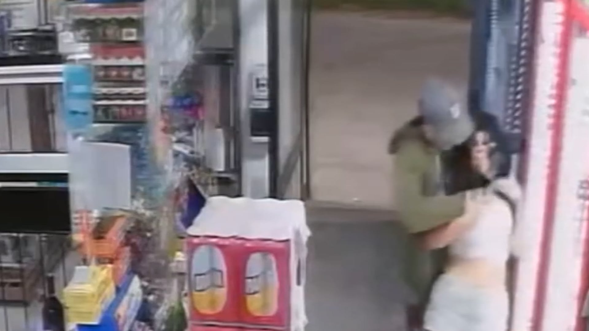 La empleada fue amenazada por el ladrón con un arma blanca