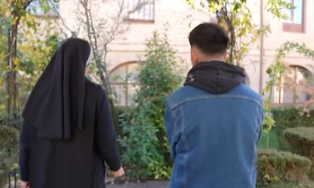 Sor Marta enseña su convento.