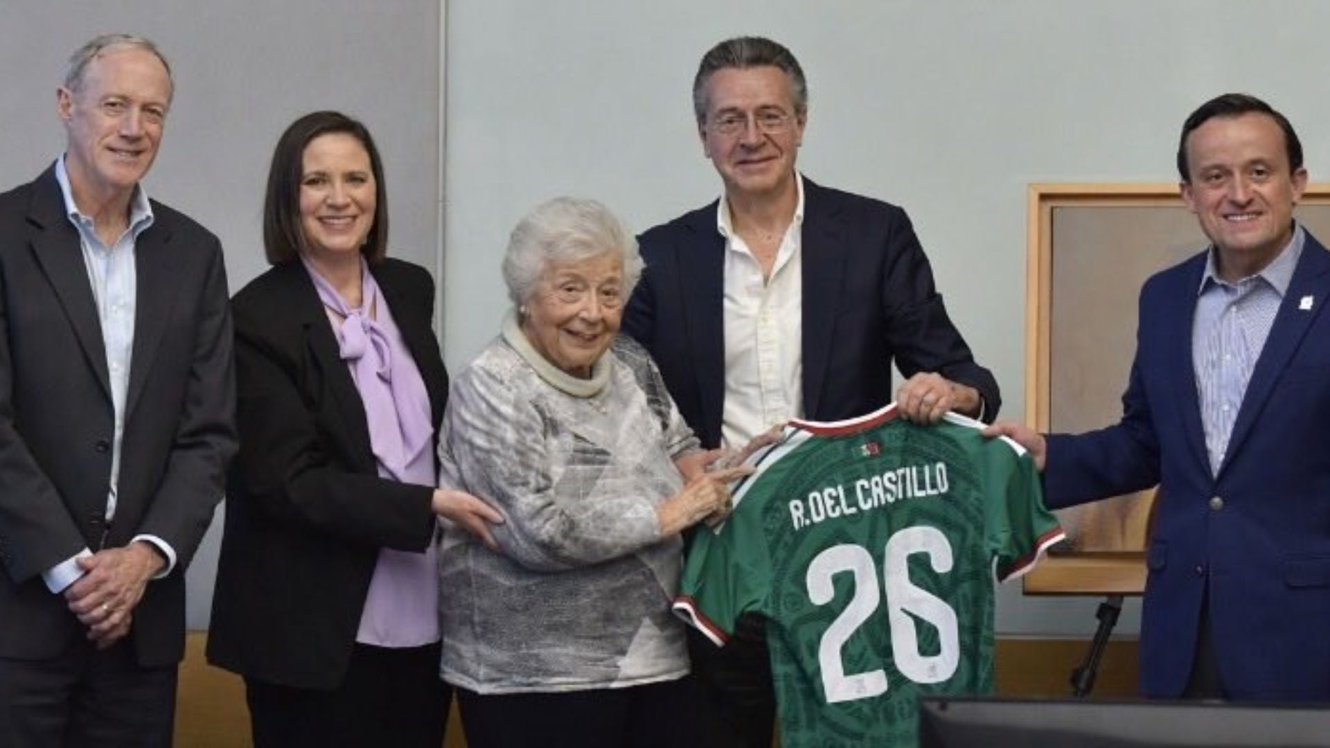 Familiares y directivos del fútbol rinden homenaje a Rafael del Castillo, ex presidente de la FMF, con una camiseta conmemorativa. (FMF)