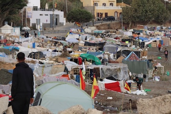 CEUTA, 06/09/2026.- Vista de las tiendas de campaña y construcciones improvisadas por los migrantes asentados en la playa del Trampolín, esta mañana en Ceuta. EFE/ Reduan