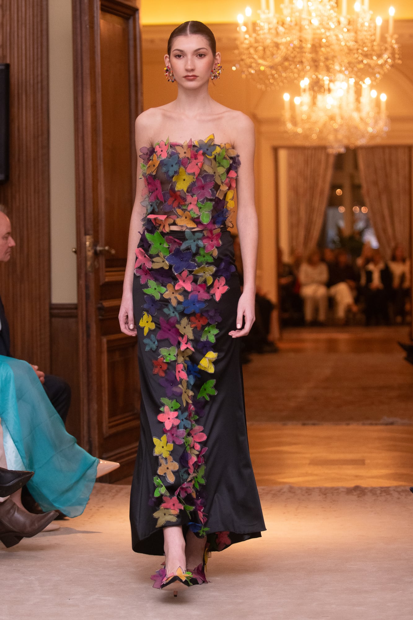Flores de seda natural y motivos textiles se integraron a las piezas de la colección Jaguares