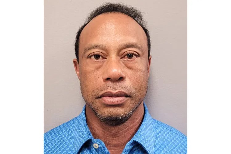 Tiger Woods declaró que había tomado medicación recetada antes de conducir y luego anunció que se apartaría de la actividad para realizar un tratamiento de salud