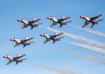 El escuadrón acrobático de la Fuerza Aérea de Estados Unidos volverá a ocupar un lugar central en la programación aérea del fin de semana (U.S. Air Force Thunderbirds)