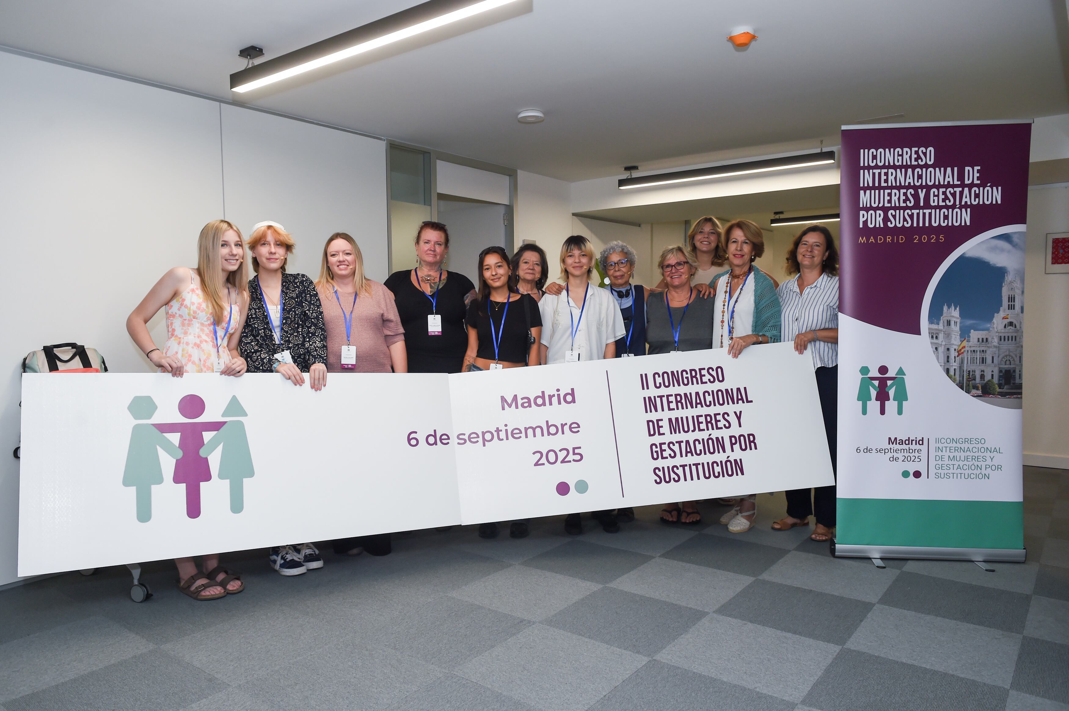 Foto de familia durante la apertura del II Congreso Internacional de Gestación Subrogada, en la sede de FIDE, a 6 de septiembre de 2025, en Madrid (España). (Gustavo Valiente/Europa Press)