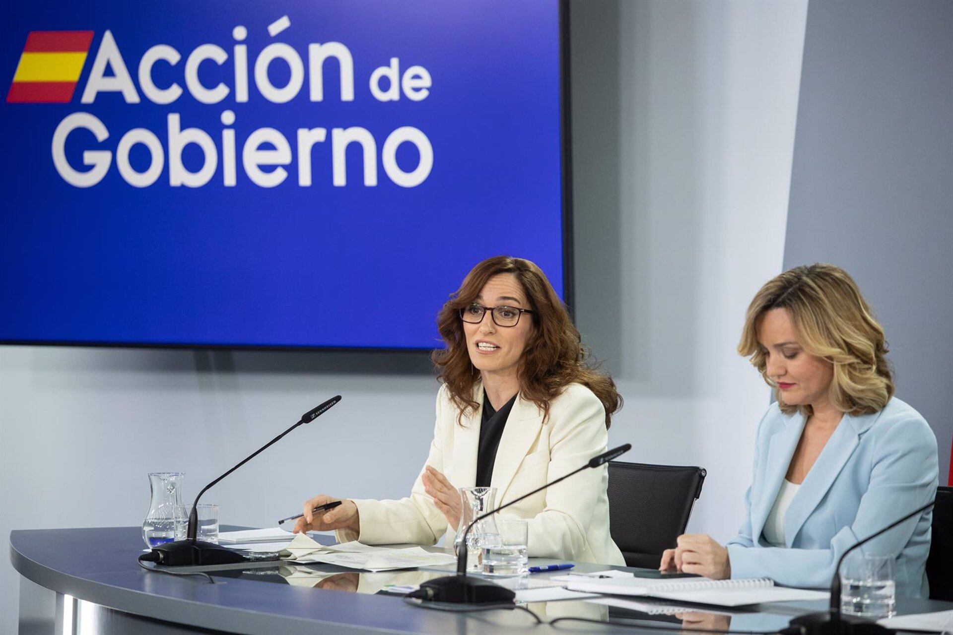 Imagen de archivo: La ministra de Sanidad, Mónica García (i) y la ministra Portavoz, Pilar Alegría (d), durante una rueda de prensa posterior a la reunión del Consejo de Ministros, en el Palacio de La Moncloa, a 8 de abril de 2025, en Madrid (España). (Alejandro Martínez Vélez - Europa Press)
