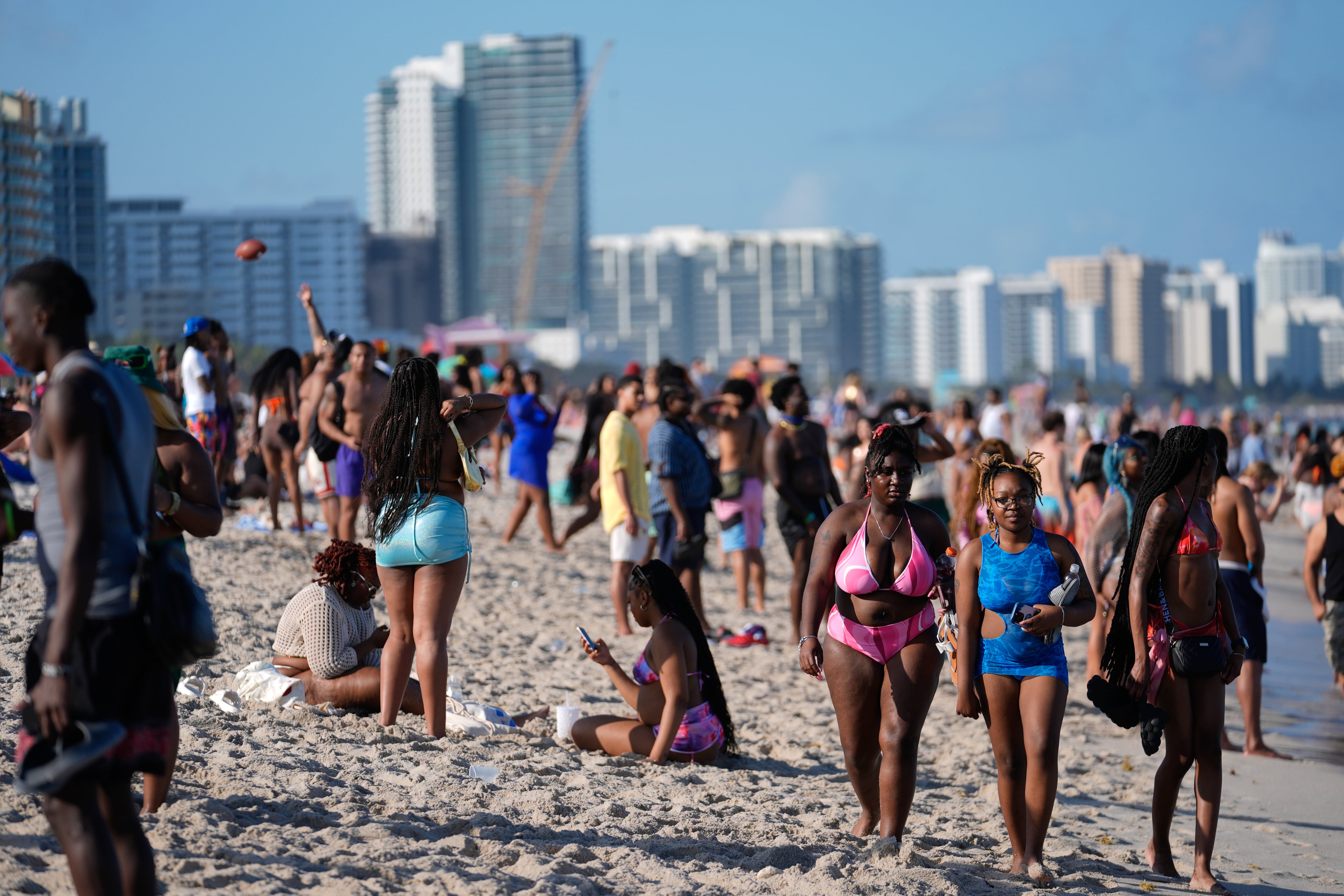 La policía local advierte que mantendrá una vigilancia estricta durante el spring break para garantizar la seguridad en las playas (AP Photo/Rebecca Blackwell)