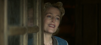 Gillian Anderson como Vivienne. La