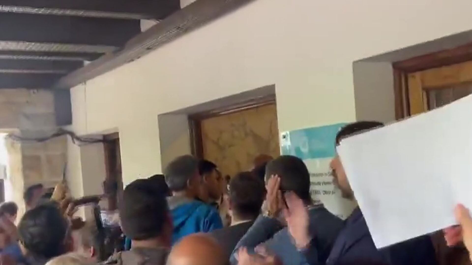 Los manifestantes entraron por la fuerza para que las autoridades reciban un petitorio