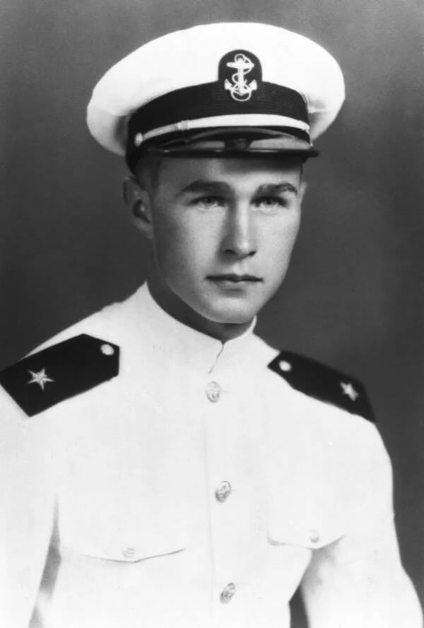George Bush padre se había graduado en la Academia Phillips en 1942 y obtenido sus alas de piloto en 1943