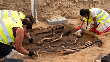 Encuentran al menos a cinco víctimas de la Guerra Civil en una segunda fosa común entre Miajadas y Almoharín (Cáceres): “Se tiraron del camión y se rompió los dientes al saltar”
