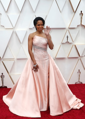 "Regina King podría haber estado entre los mejores vestidos de la noche. El escote asimétrico con un bretel y los detalles con brillo sobre torso y falda fueron un acierto pero perdieron protagonismo en relación al volumen que se generó a ambos lados en la zona inferior del atuendo", detalló la asesora de imagen a Infobae, Laura Malpeli de Jordaan