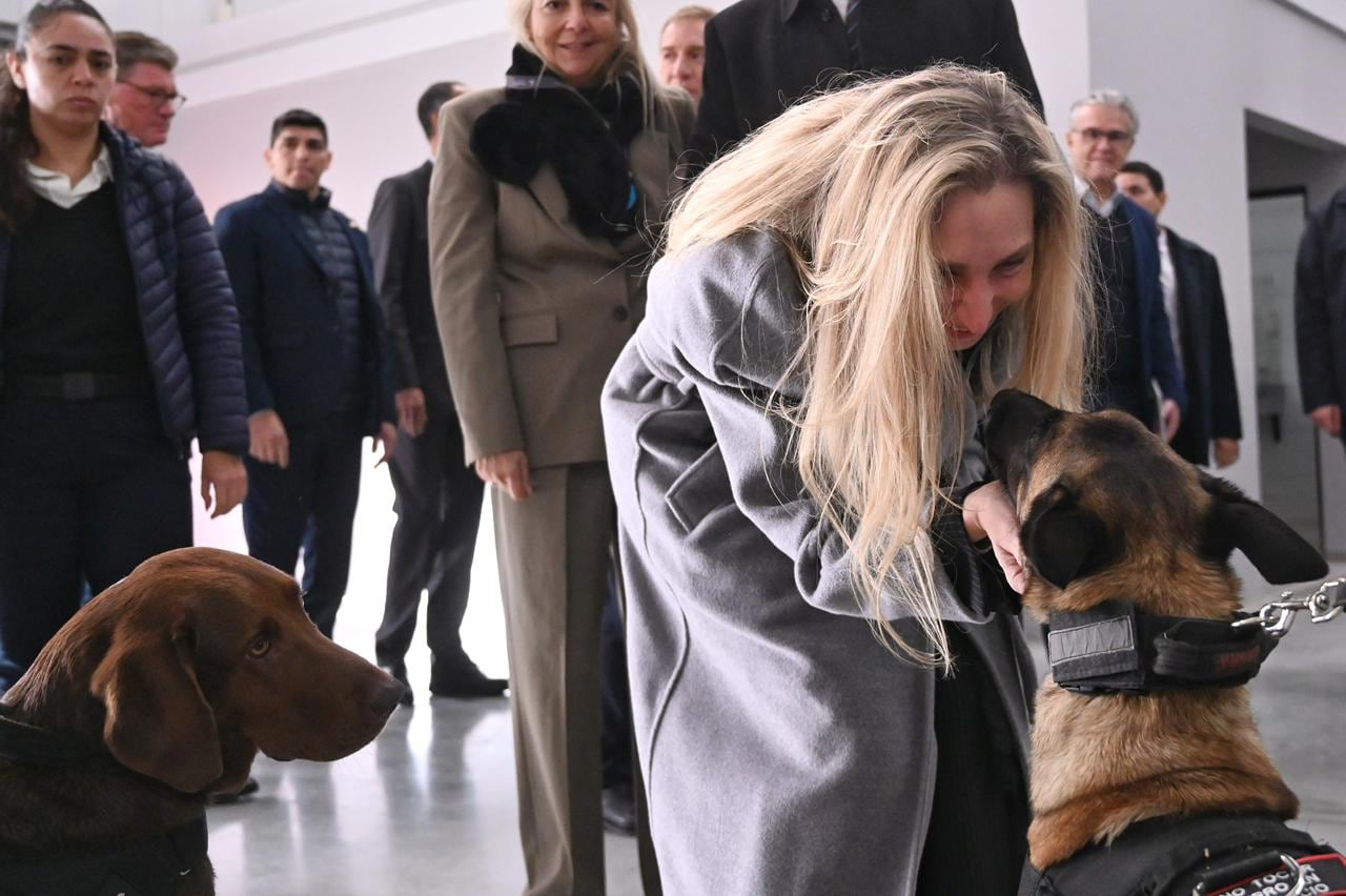 Karina Milei acaricia a un perro de seguridad