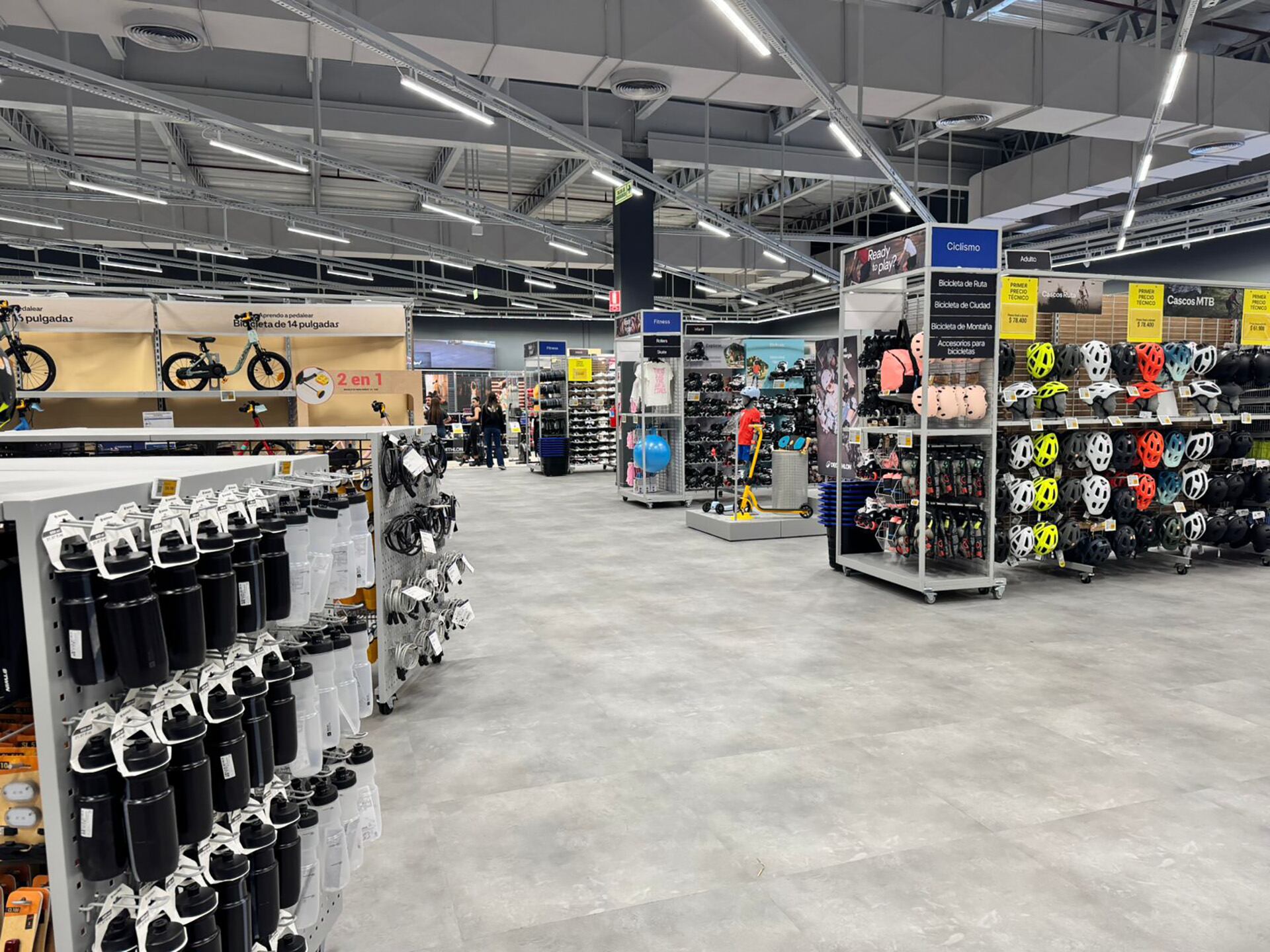 La tienda tiene 3.000 metros cuadrados y unos 5.000 productos de 65 disciplinas