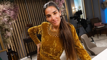 El sofisticado look de Juana Viale para este domingo: terciopelo, tonalidades doradas y detalles bordados