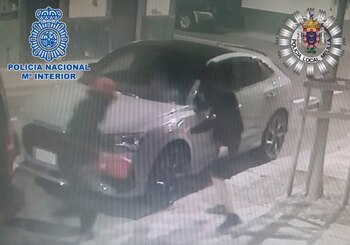 Vehículo incendiado por la banda desarticulada en Melilla (Policía Nacional de Melilla)
